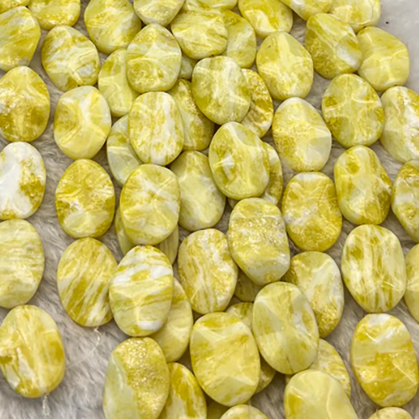 Natürliche Zitronenjade flache Nuggets, gelbe ovale Trommelsteine, polierter Strang für DIY Schmuckherstellung und Boho Ketten Design