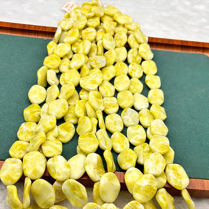 Natürliche Zitronenjade flache Nuggets, gelbe ovale Trommelsteine, polierter Strang für DIY Schmuckherstellung und Boho Ketten Design