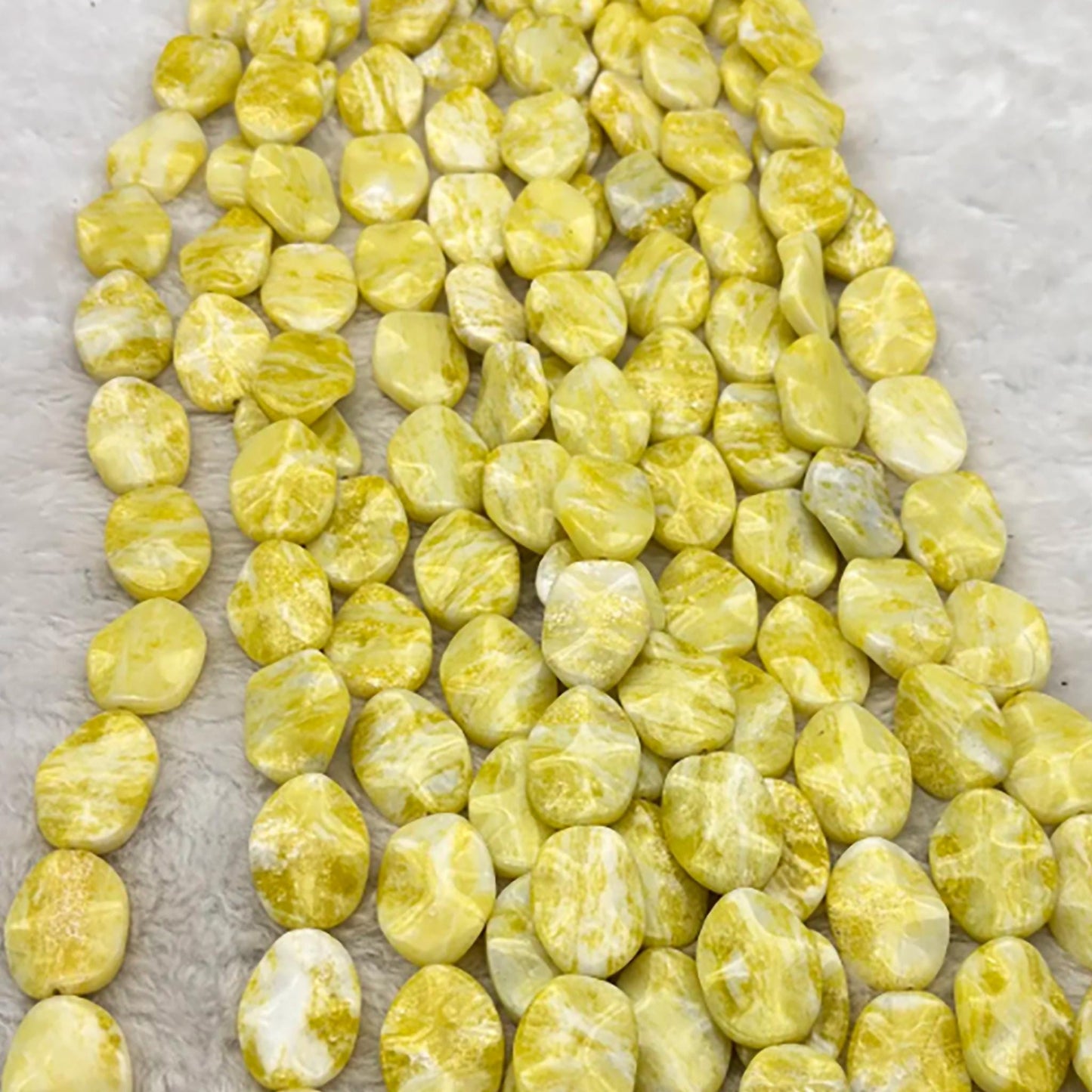 Natürliche Zitronenjade flache Nuggets, gelbe ovale Trommelsteine, polierter Strang für DIY Schmuckherstellung und Boho Ketten Design