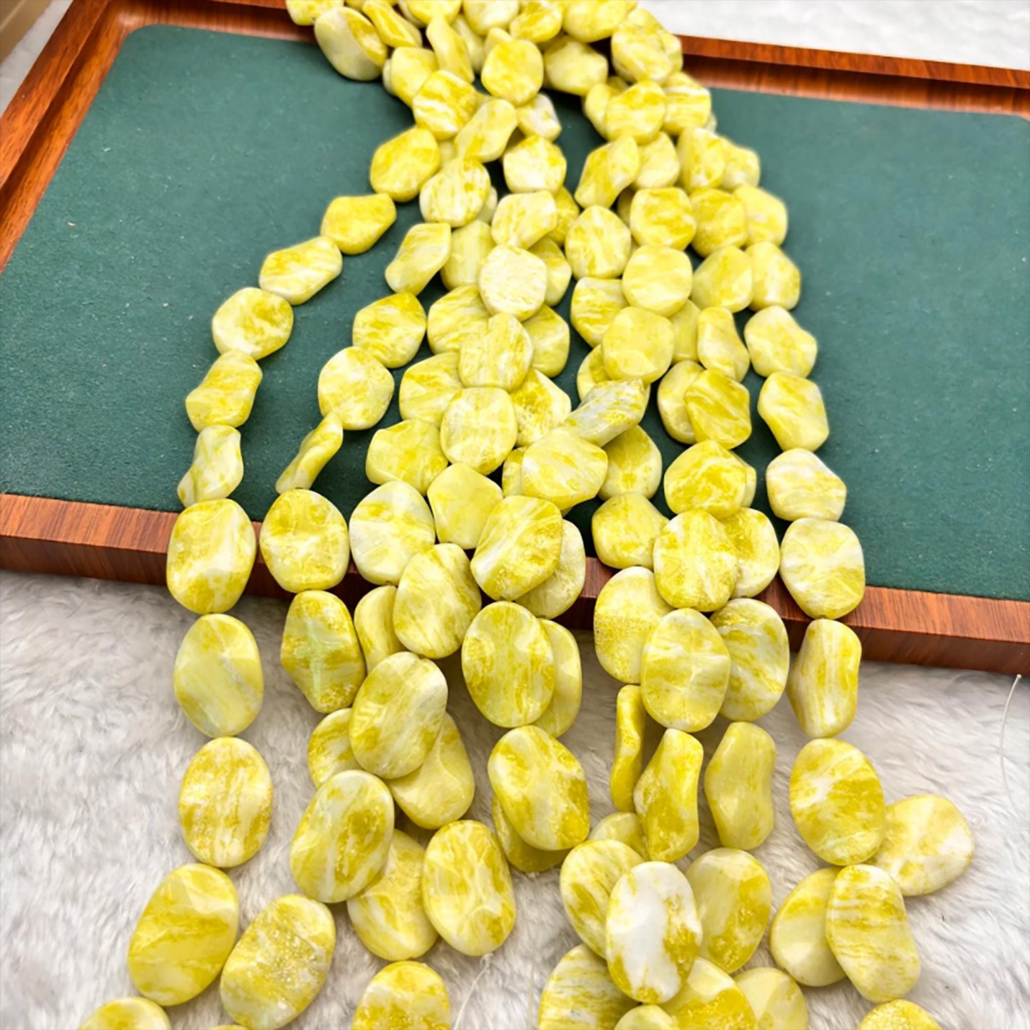 Natürliche Zitronenjade flache Nuggets, gelbe ovale Trommelsteine, polierter Strang für DIY Schmuckherstellung und Boho Ketten Design