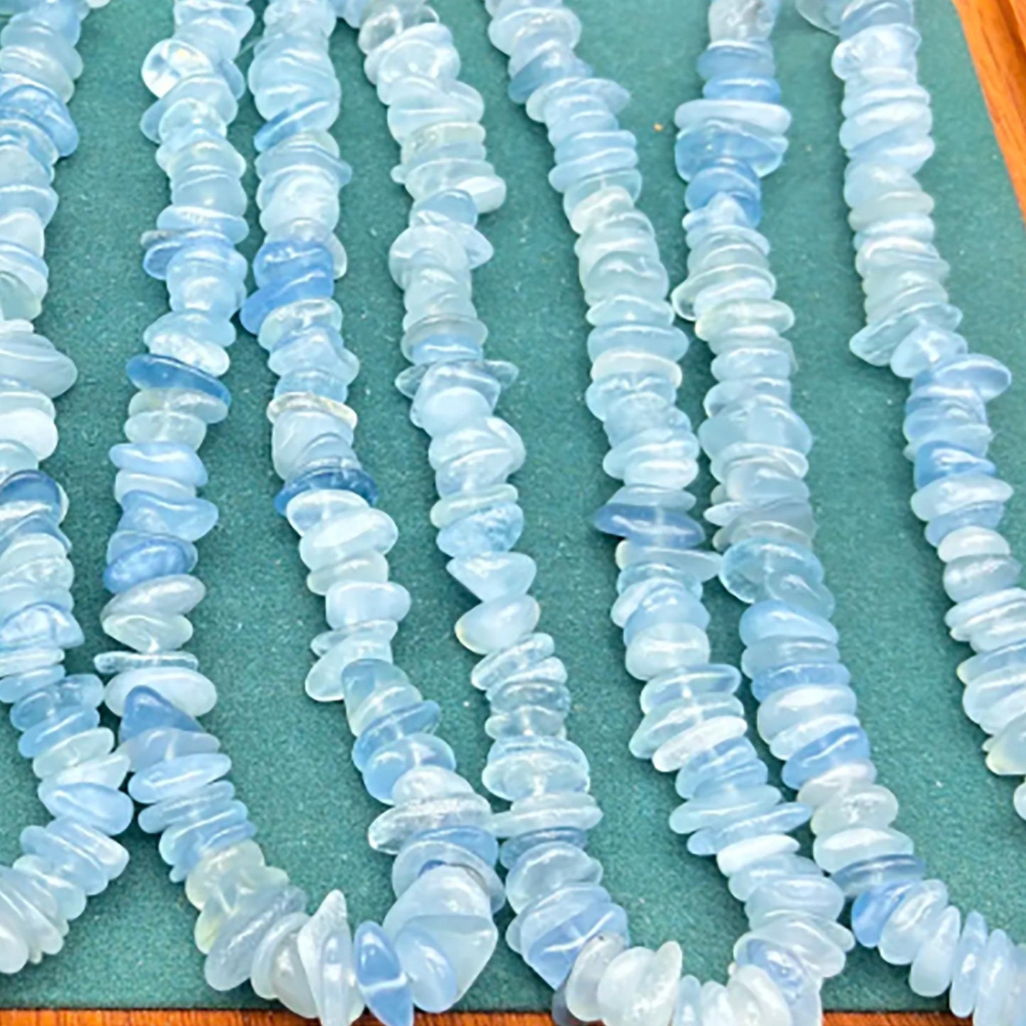 Aquamarinblaue Splitterperlen – Polierte unregelmäßige Kristallchips für DIY Schmuck, Armbänder & Halsketten