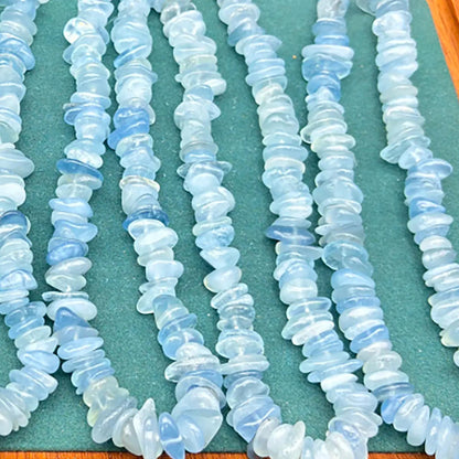 Aquamarinblaue Splitterperlen – Polierte unregelmäßige Kristallchips für DIY Schmuck, Armbänder & Halsketten