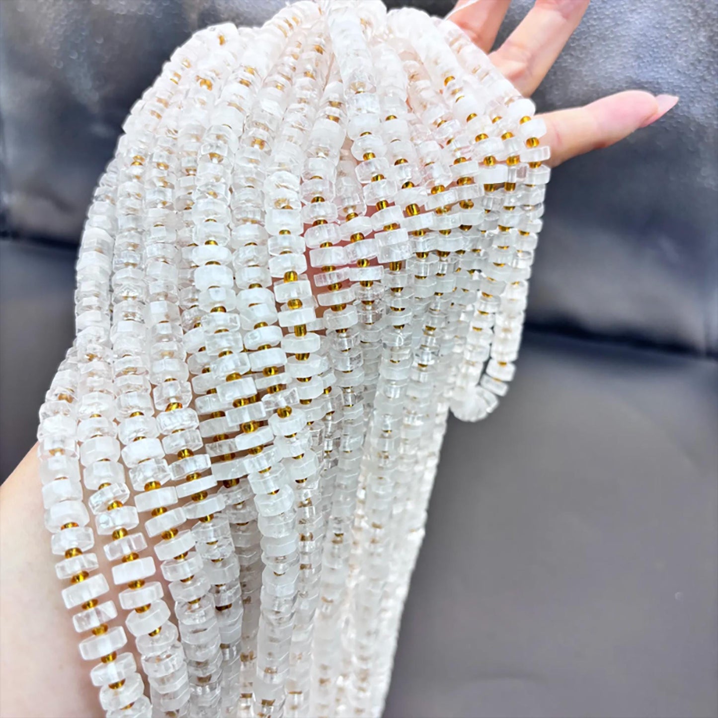 Natürliche weiße Quarz Heishi-Perlen mit goldenen Abstandshaltern – Kristallscheiben für DIY Schmuck, Halsketten & Armbänder