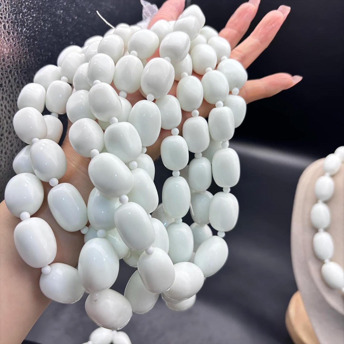 Weiße ovale Schmuckperlenkette – Glänzende Keramikoptik-Perlen, Statement-Halskette mit Verschluss, 50cm DIY Schmuckzubehör
