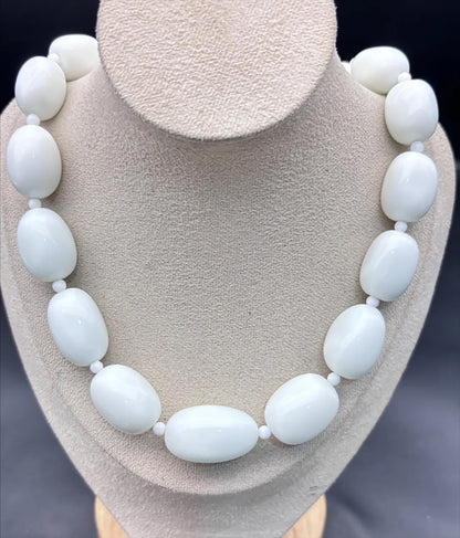 Weiße ovale Schmuckperlenkette – Glänzende Keramikoptik-Perlen, Statement-Halskette mit Verschluss, 50cm DIY Schmuckzubehör