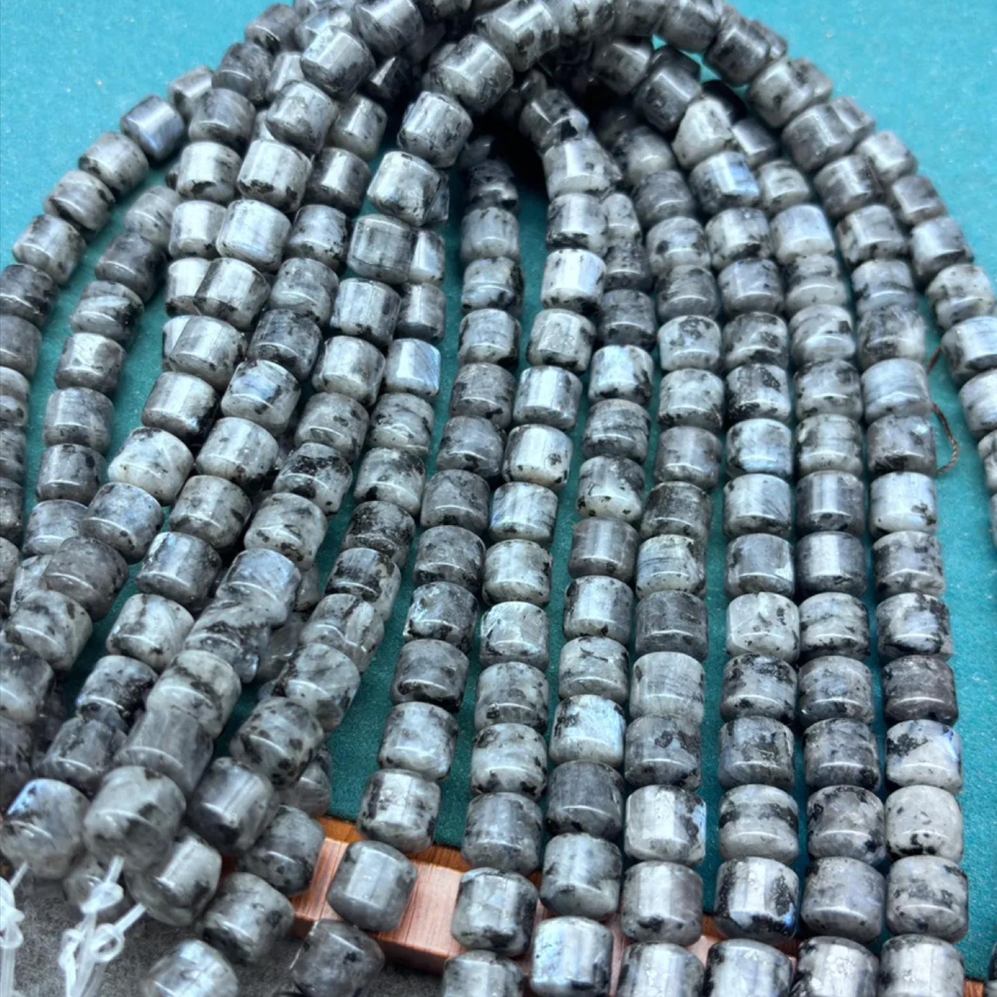 Natürliche Labradorit Radperlen, grau-blaue Edelstein Zylinder Nuggets mit Schimmer, mittig gebohrt für DIY Schmuckherstellung