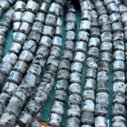 Natürliche Labradorit Radperlen, grau-blaue Edelstein Zylinder Nuggets mit Schimmer, mittig gebohrt für DIY Schmuckherstellung