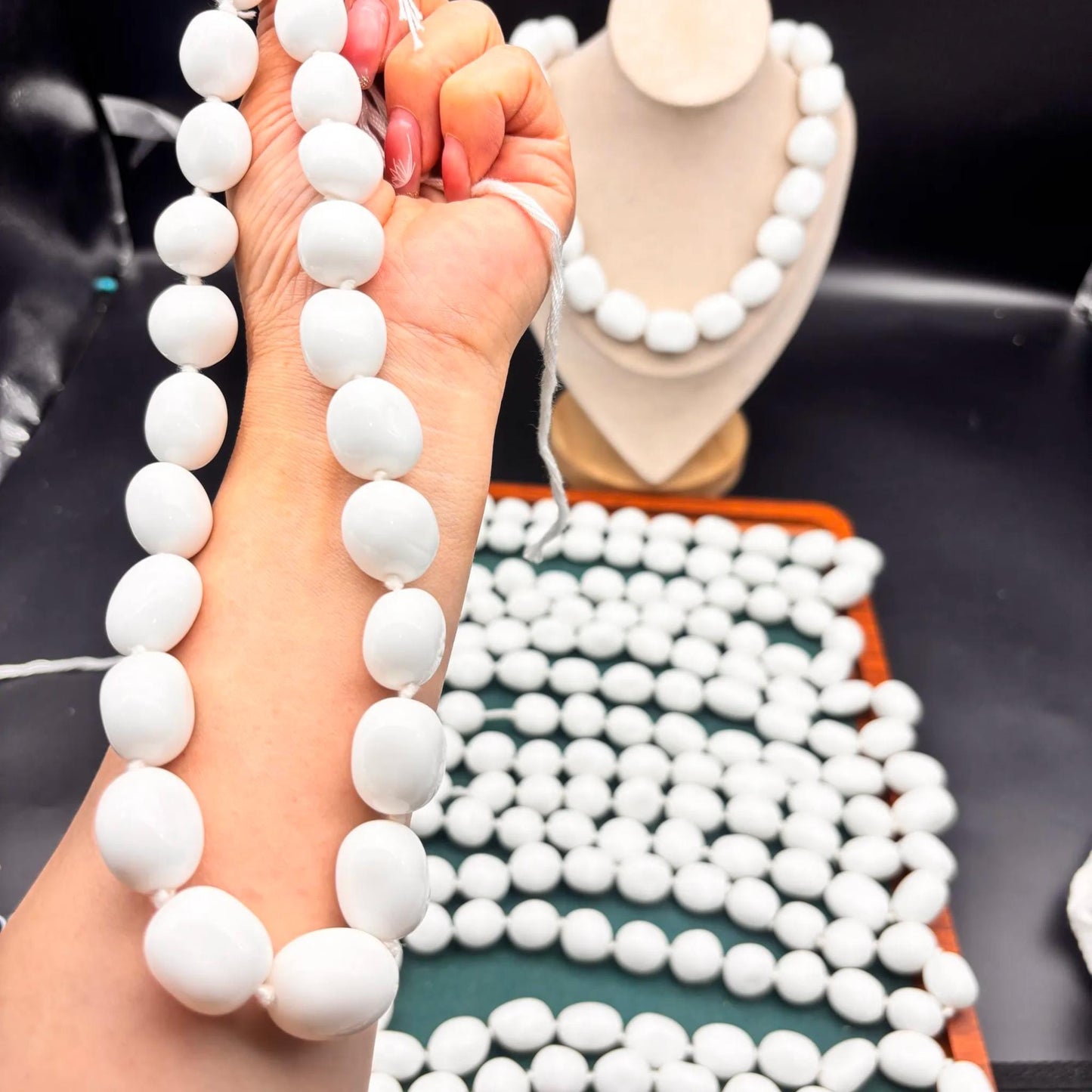 Weiße Achat Oval Nugget Perlen Strang, polierte Natursteinperlen glatt, DIY Schmuckmaterial für Armband Halskette Bastelbedarf