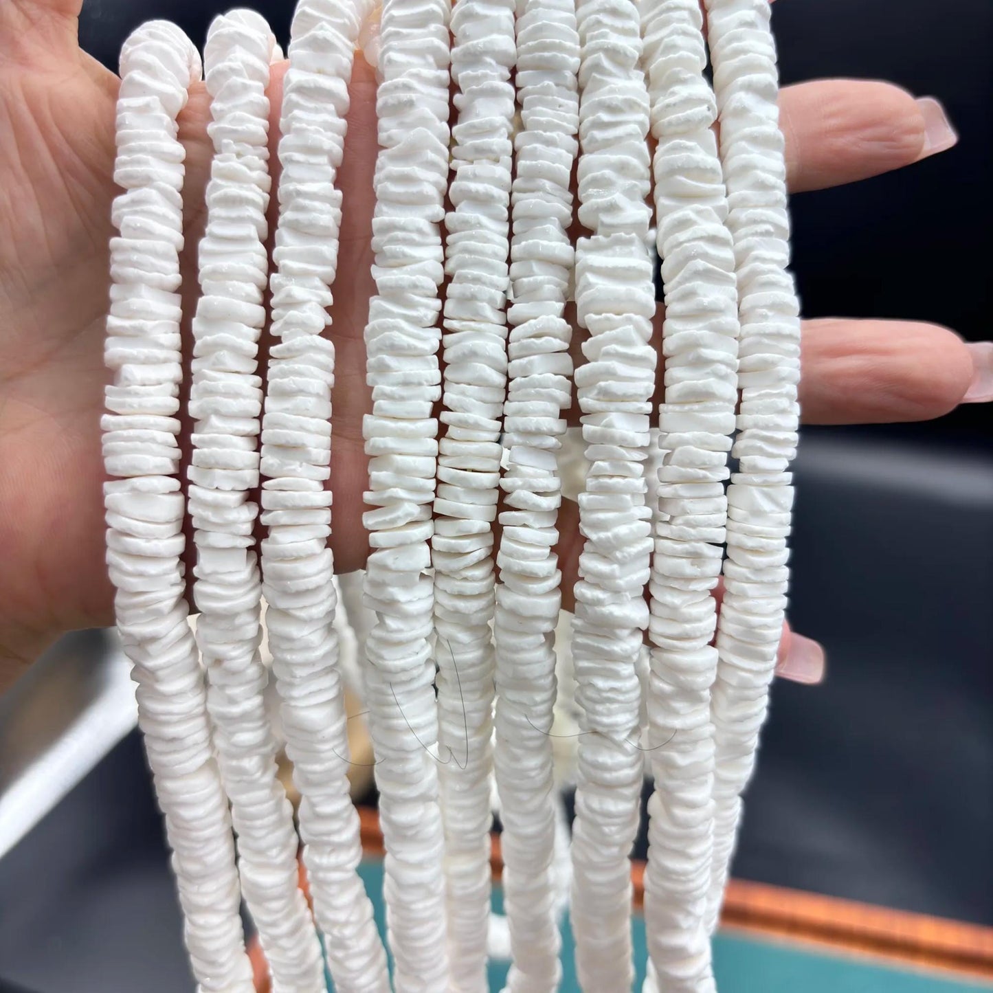 Natürliche weiße Muschelperlen – Unregelmäßige flache Scheiben für DIY-Schmuck, Boho-Spacer, ca. 60cm Strang, Strandstil Heishi Perlen