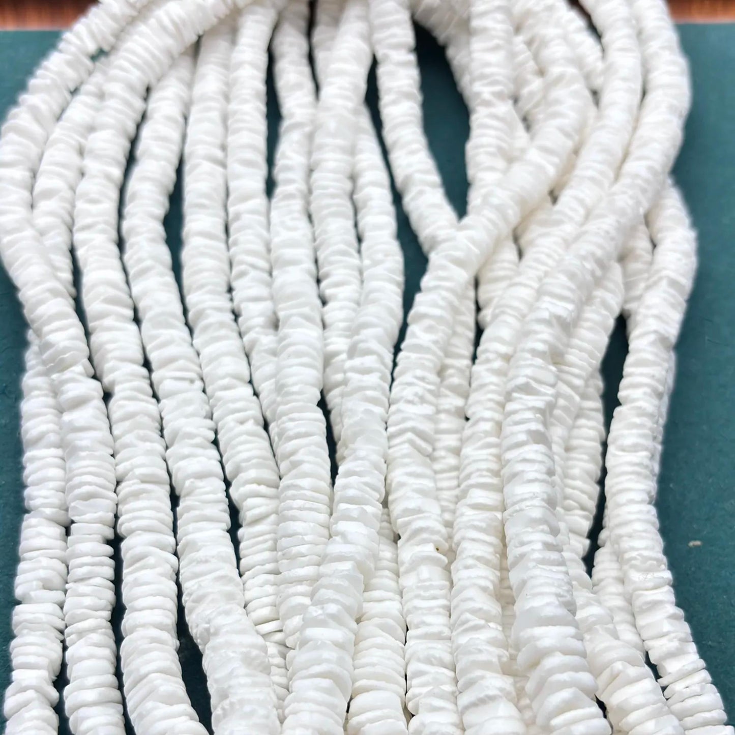 Natürliche weiße Muschelperlen – Unregelmäßige flache Scheiben für DIY-Schmuck, Boho-Spacer, ca. 60cm Strang, Strandstil Heishi Perlen