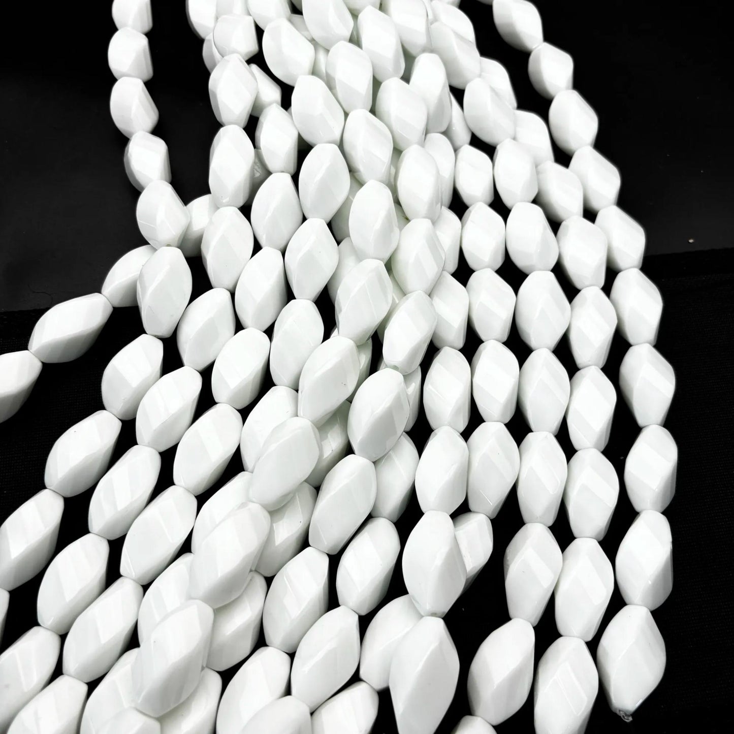 Natürliche weiße Achat Perlen, große facettierte ovale Edelsteine mit Mittelbohrung, polierter Strang für DIY Schmuckherstellung