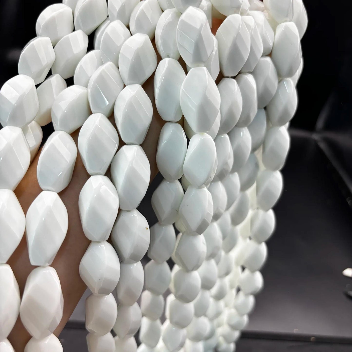 Natürliche weiße Achat Perlen, große facettierte ovale Edelsteine mit Mittelbohrung, polierter Strang für DIY Schmuckherstellung