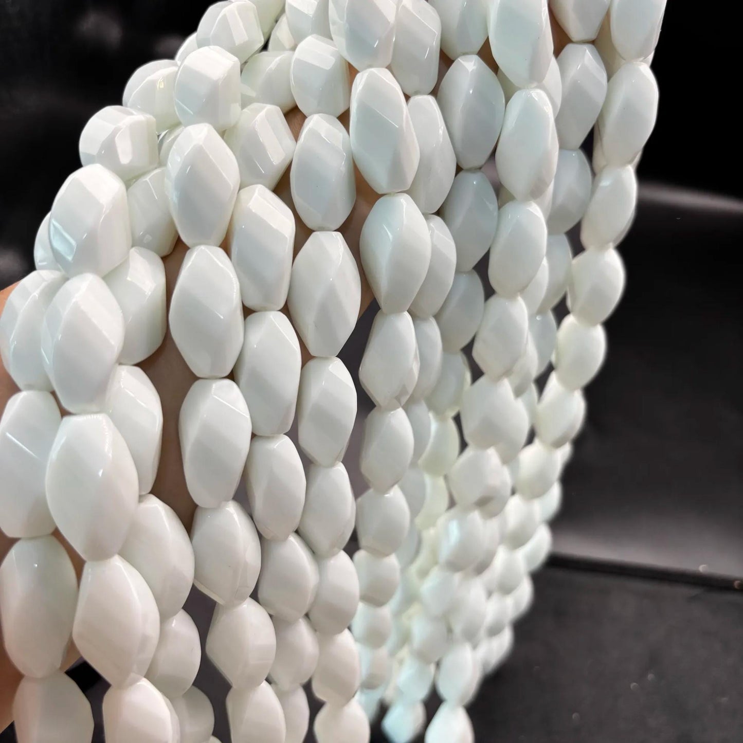 Natürliche weiße Achat Perlen, große facettierte ovale Edelsteine mit Mittelbohrung, polierter Strang für DIY Schmuckherstellung