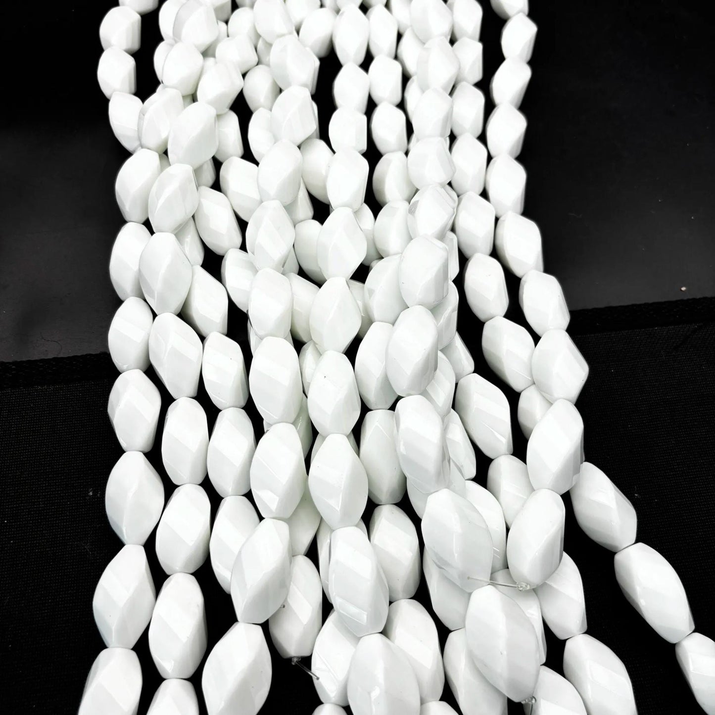 Natürliche weiße Achat Perlen, große facettierte ovale Edelsteine mit Mittelbohrung, polierter Strang für DIY Schmuckherstellung