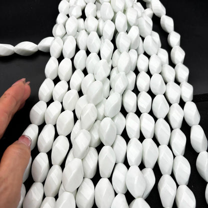 Natürliche weiße Achat Perlen, große facettierte ovale Edelsteine mit Mittelbohrung, polierter Strang für DIY Schmuckherstellung