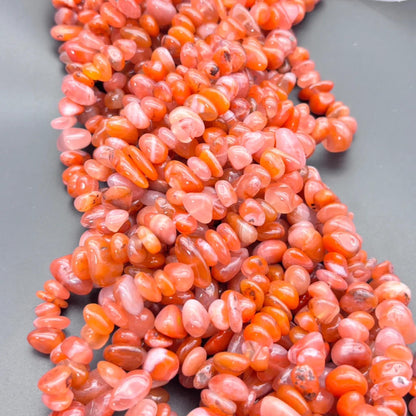 Gefärbte rote Achat Nuggets, polierte 10mm Splitterperlen mit Mittelbohrung, 80cm Edelsteinstrang für DIY Schmuckherstellung