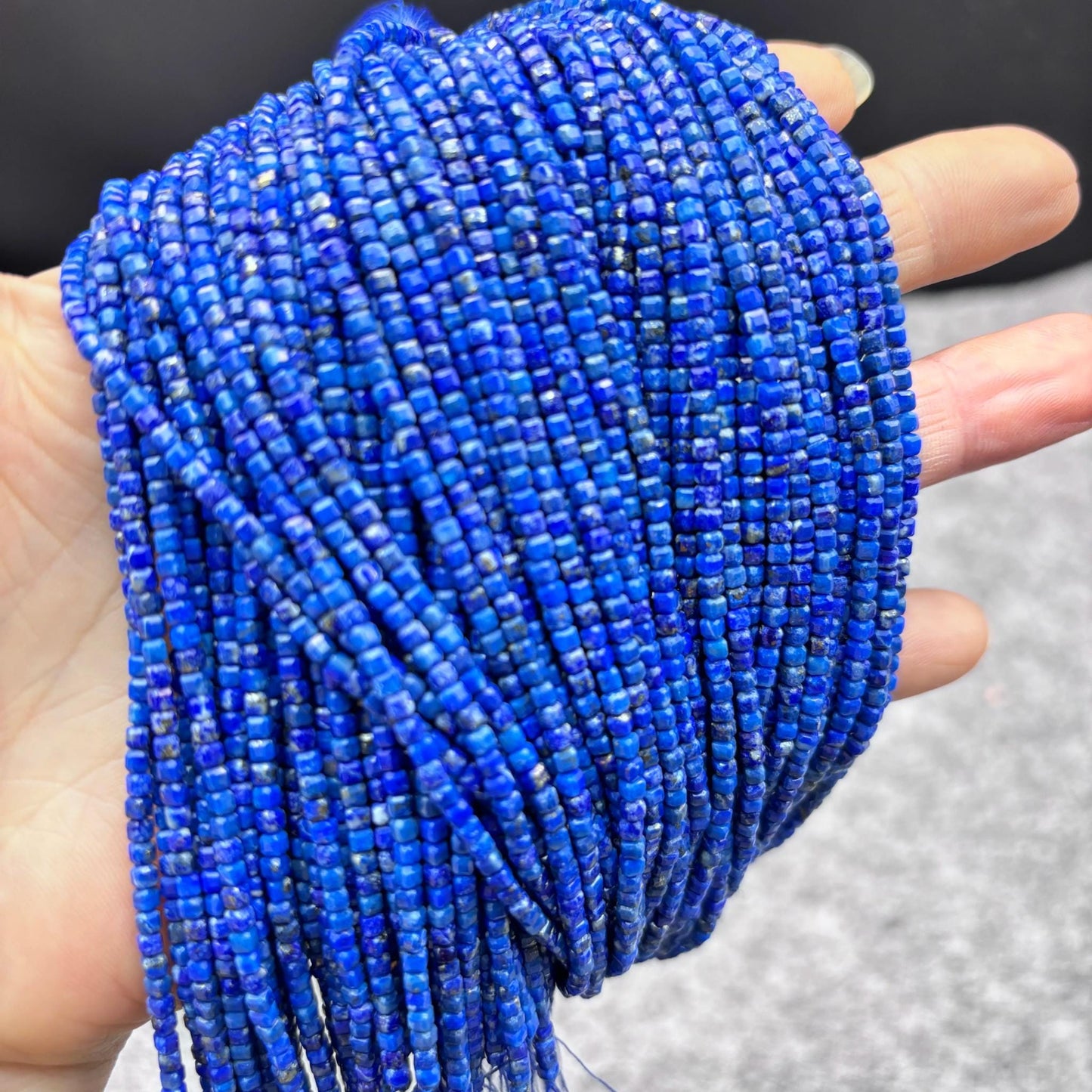 Natürliche Lapislazuli Mikroperlen, 2.2 mm runde polierte Edelsteinperlen mit Mittelbohrung für zarten DIY Schmuck