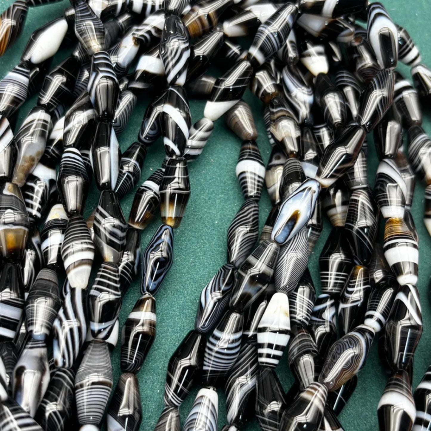 Polierte schwarze Achat Tropfenperlen mit weißen Streifen, konische Natursteine mit Mittelbohrung für DIY Schmuck und Statement Designs