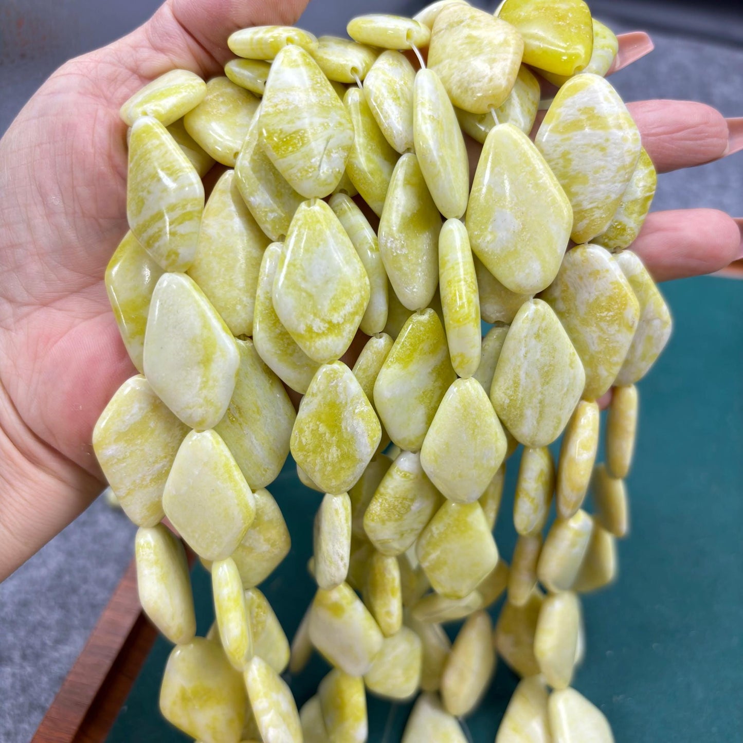 Lemon Jade Edelsteinperlen, polierte Natursteine in Rhombus oder Oval Nugget Form mit Mittelbohrung für DIY Halsketten und Boho Schmuck