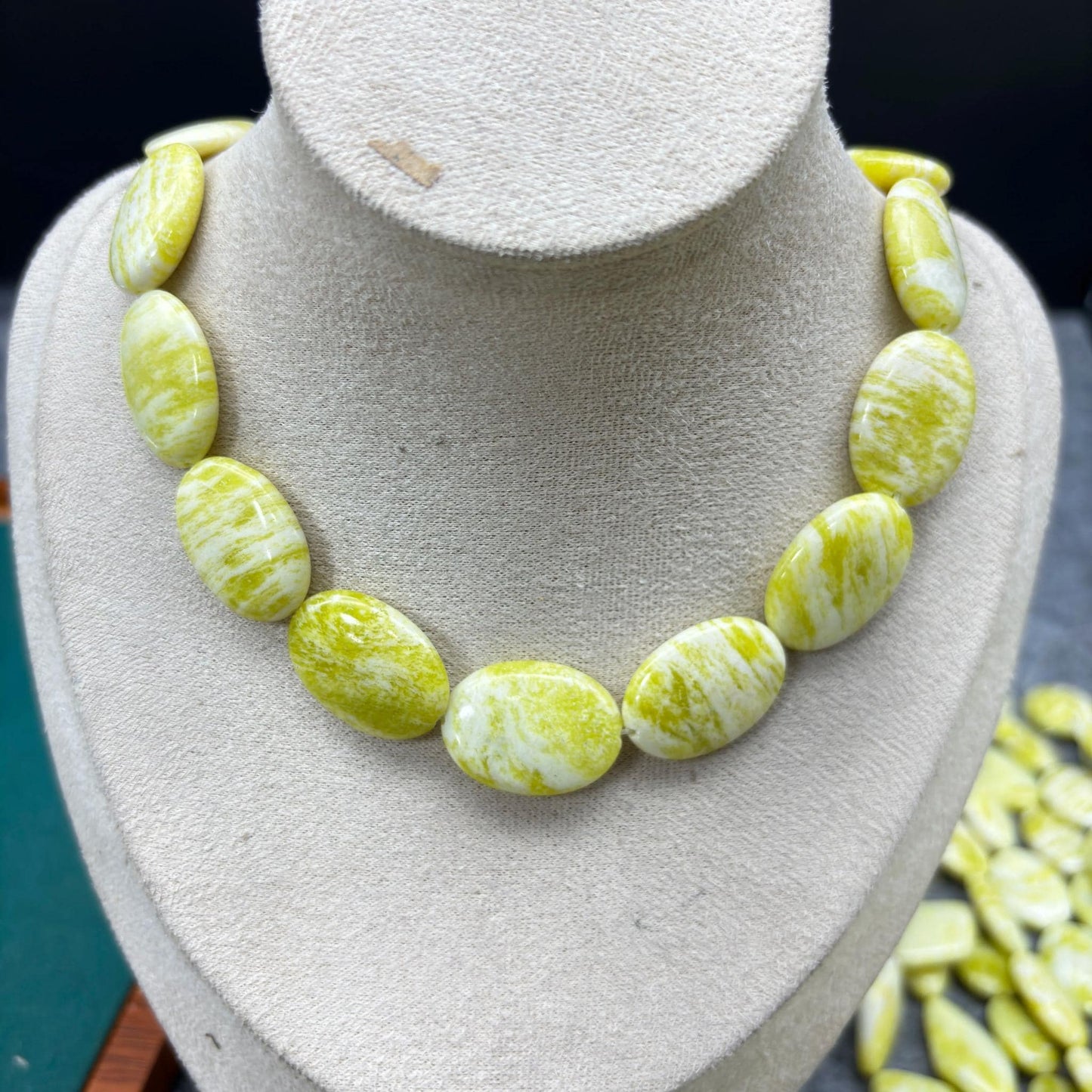 Lemon Jade Edelsteinperlen, polierte Natursteine in Rhombus oder Oval Nugget Form mit Mittelbohrung für DIY Halsketten und Boho Schmuck