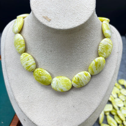 Lemon Jade Edelsteinperlen, polierte Natursteine in Rhombus oder Oval Nugget Form mit Mittelbohrung für DIY Halsketten und Boho Schmuck