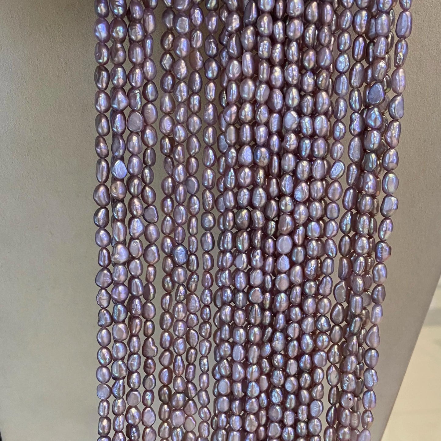 Lila Süßwasserperlen Strang – Natürliche Reisperlen mit irisierendem Glanz, unregelmäßige Nuggetform, seitlich gebohrt, ca. 36 cm lang