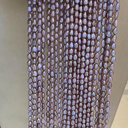 Lila Süßwasserperlen Strang – Natürliche Reisperlen mit irisierendem Glanz, unregelmäßige Nuggetform, seitlich gebohrt, ca. 36 cm lang