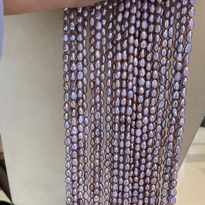 Lila Süßwasserperlen Strang – Natürliche Reisperlen mit irisierendem Glanz, unregelmäßige Nuggetform, seitlich gebohrt, ca. 36 cm lang