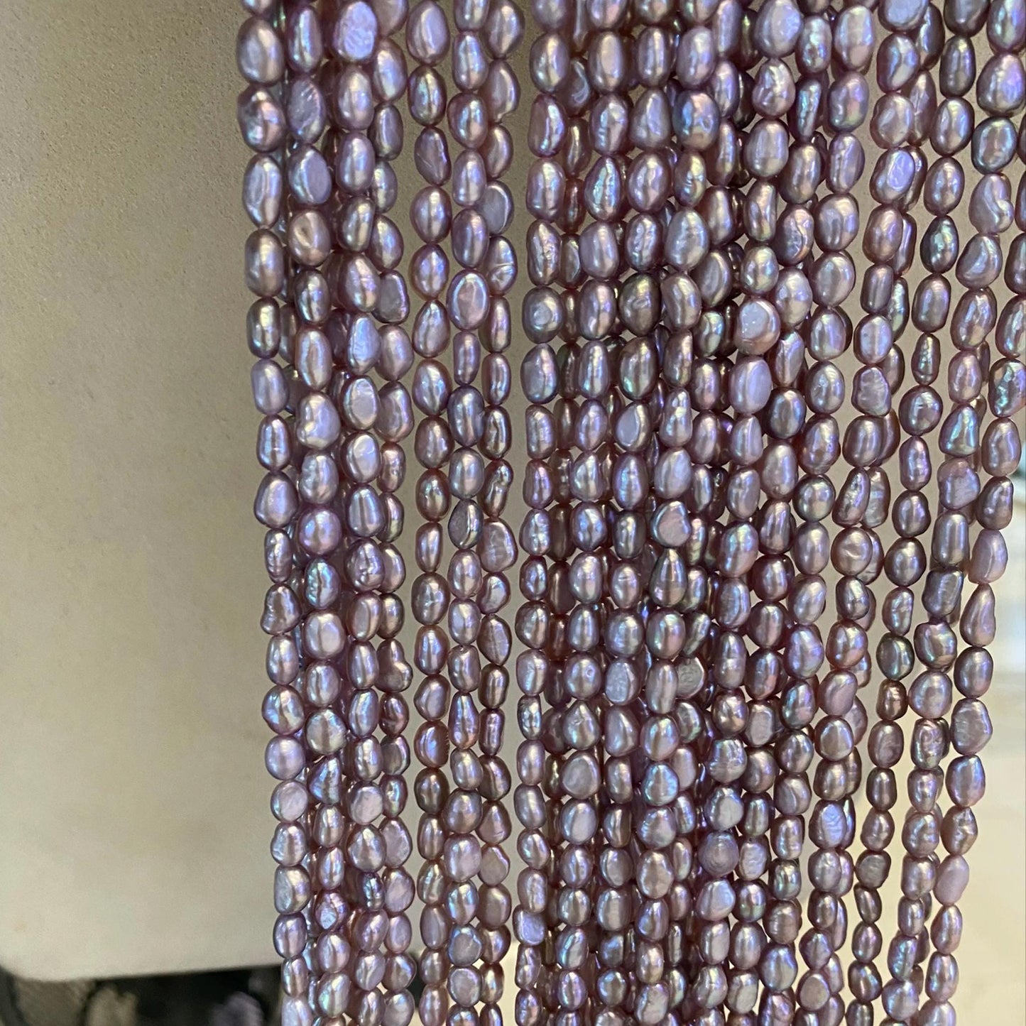 Lila Süßwasserperlen Strang – Natürliche Reisperlen mit irisierendem Glanz, unregelmäßige Nuggetform, seitlich gebohrt, ca. 36 cm lang