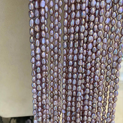 Lila Süßwasserperlen Strang – Natürliche Reisperlen mit irisierendem Glanz, unregelmäßige Nuggetform, seitlich gebohrt, ca. 36 cm lang