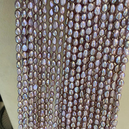 Lila Süßwasserperlen Strang – Natürliche Reisperlen mit irisierendem Glanz, unregelmäßige Nuggetform, seitlich gebohrt, ca. 36 cm lang