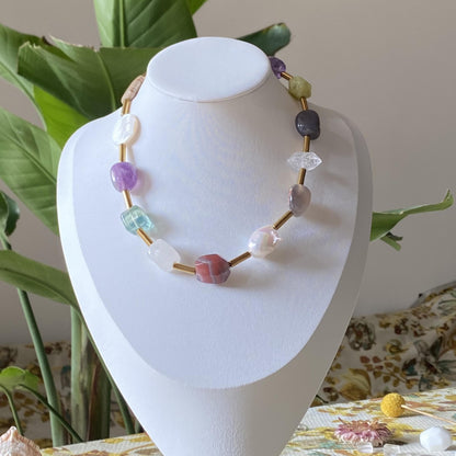 Boho Edelstein-Halskette | Barockperle &amp; Roter Achat | 13 Natursteine ​​mit goldenen Röhren-Abstandshaltern – Einzigartiges Geschenk für Sie