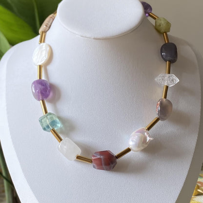 Boho Edelstein-Halskette | Barockperle &amp; Roter Achat | 13 Natursteine ​​mit goldenen Röhren-Abstandshaltern – Einzigartiges Geschenk für Sie