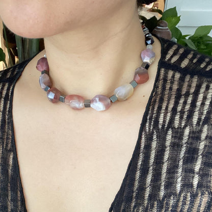 Einzigartige handgefertigte Halskette mit 925er Silberverschluss | Sakura-Achat, Hämatit &amp; Quarzperlen | Boho Ethno Edelstein Schmuck Geschenk