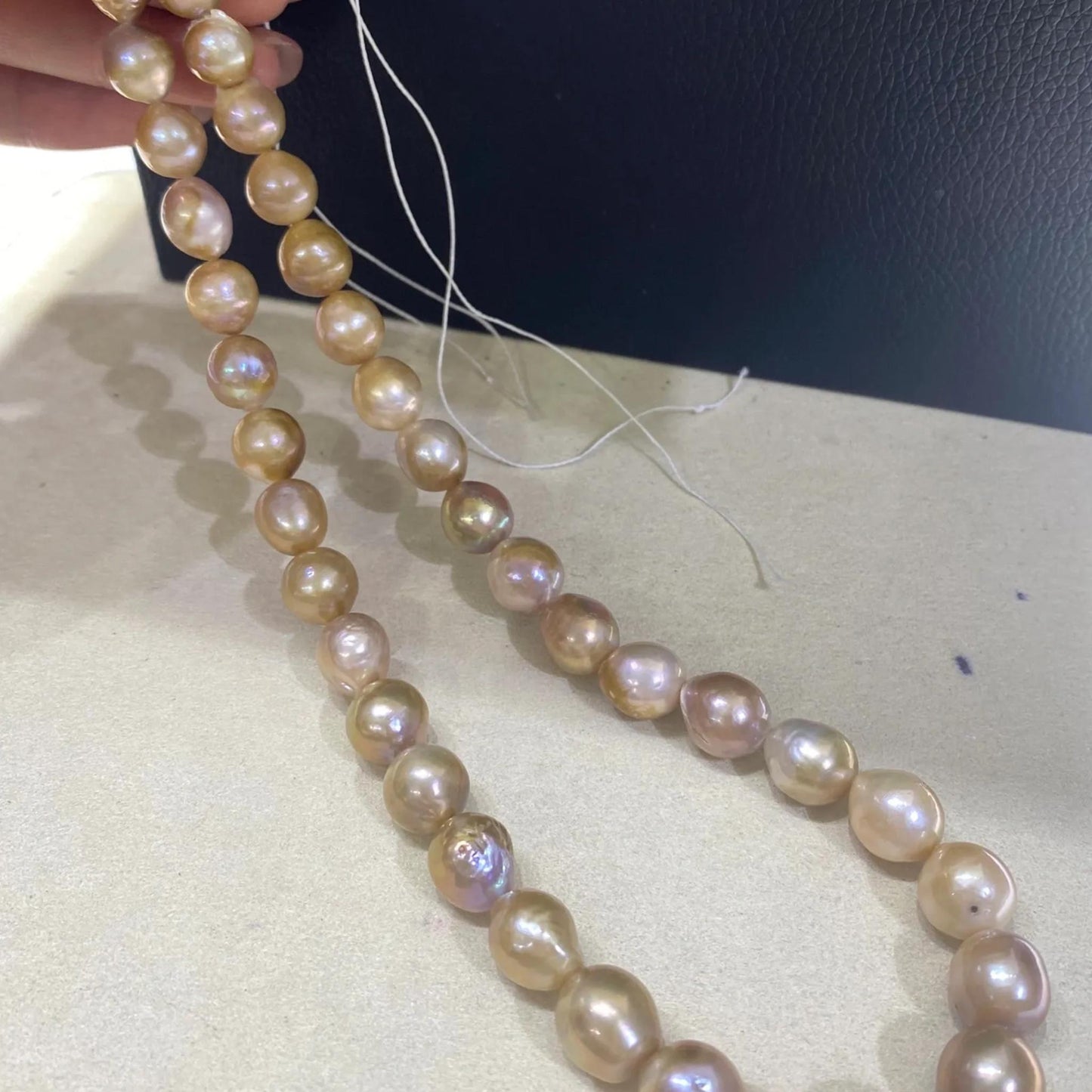 Große natürliche Süßwasserperlen in Unikatfarben – Unregelmäßige runde Perlen für DIY-Schmuck, ca. 36cm Strang, Boho-Stil