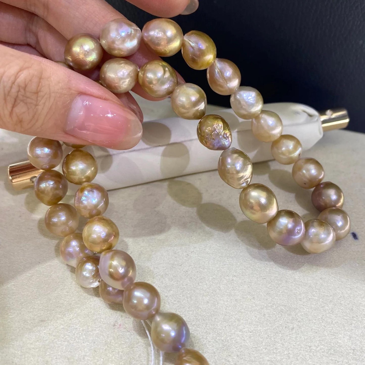 Große natürliche Süßwasserperlen in Unikatfarben – Unregelmäßige runde Perlen für DIY-Schmuck, ca. 36cm Strang, Boho-Stil