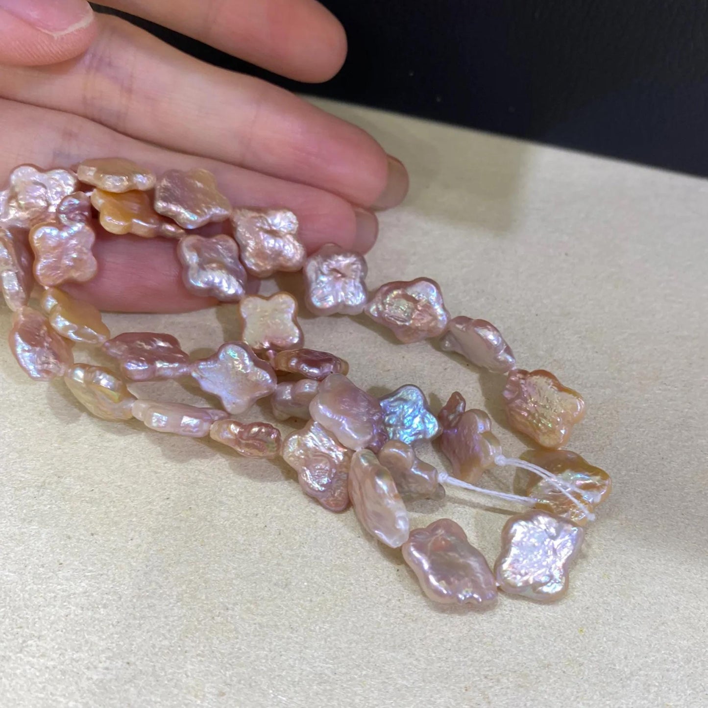 Natürliche Süßwasserperlen vierblättrige Form, unregelmäßige rosa-orange Nuggets, Boho DIY Schmuckmaterial, Strang für Halsketten Armbänder