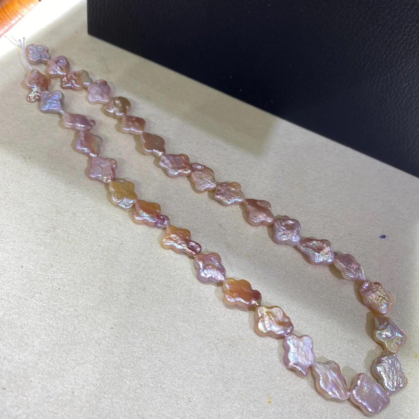 Natürliche Süßwasserperlen vierblättrige Form, unregelmäßige rosa-orange Nuggets, Boho DIY Schmuckmaterial, Strang für Halsketten Armbänder