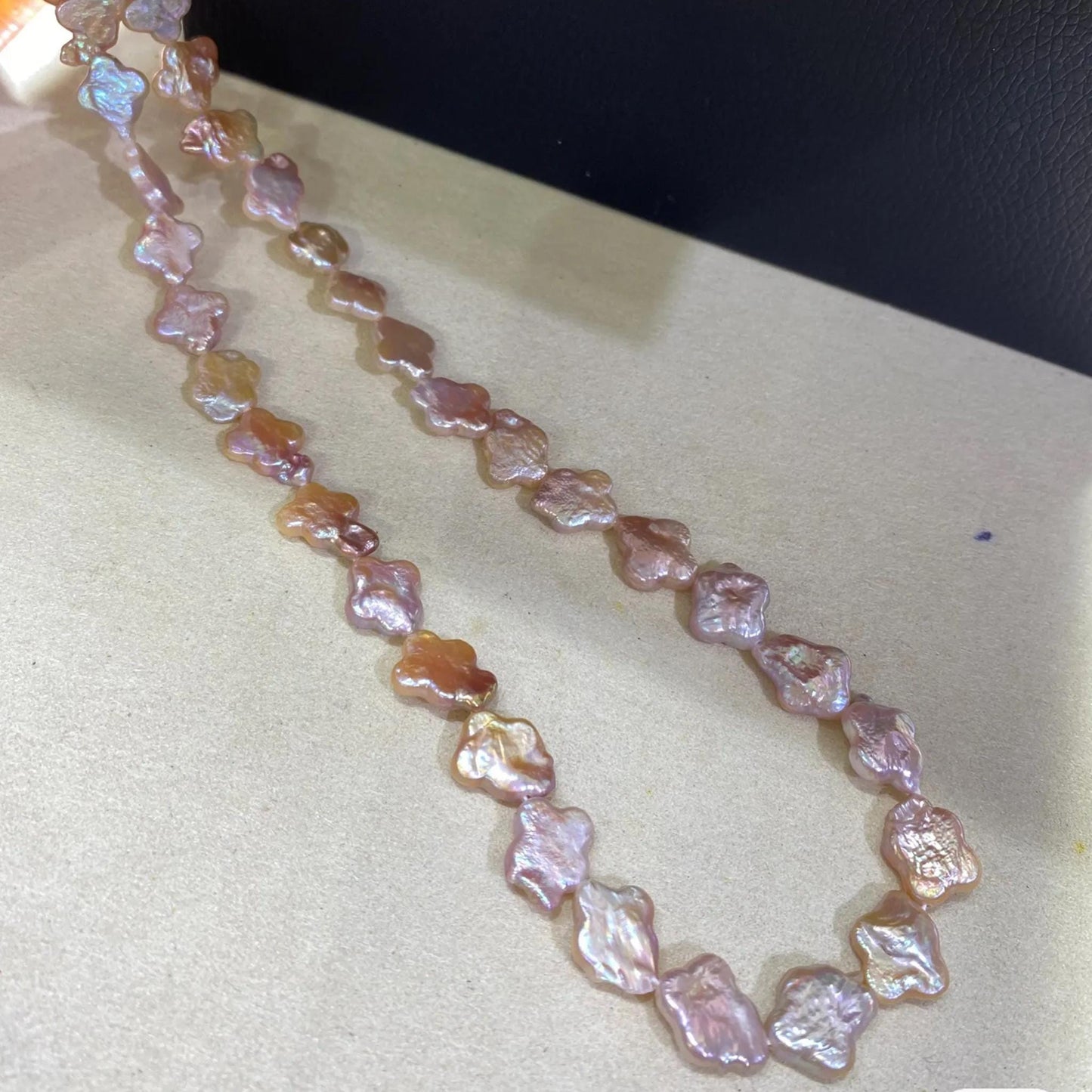 Natürliche Süßwasserperlen vierblättrige Form, unregelmäßige rosa-orange Nuggets, Boho DIY Schmuckmaterial, Strang für Halsketten Armbänder