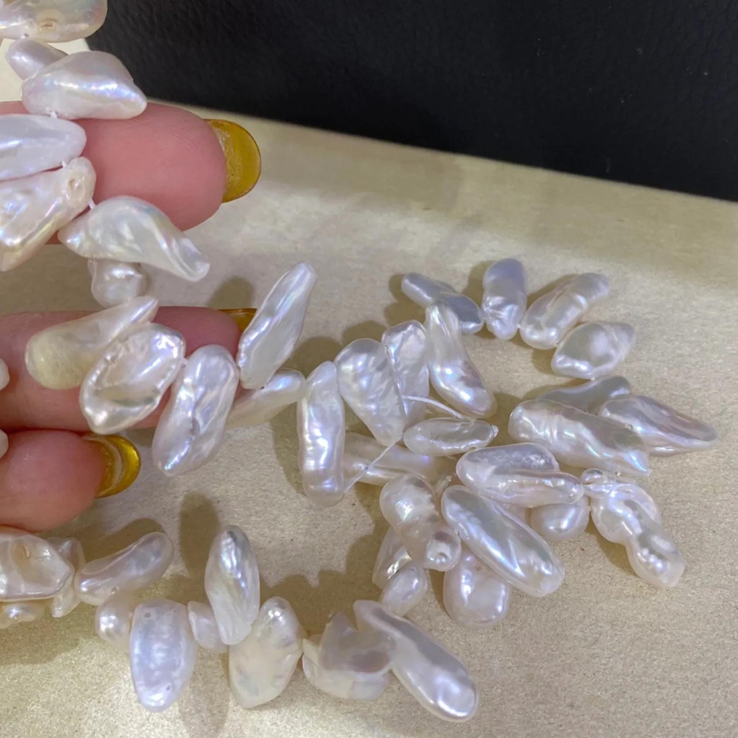 Natürliche Süßwasser Stabperlen, große Biwa Perlen für DIY Schmuck, unregelmäßig, weiß schimmernd, doppelt gebohrt, Perlenstrang