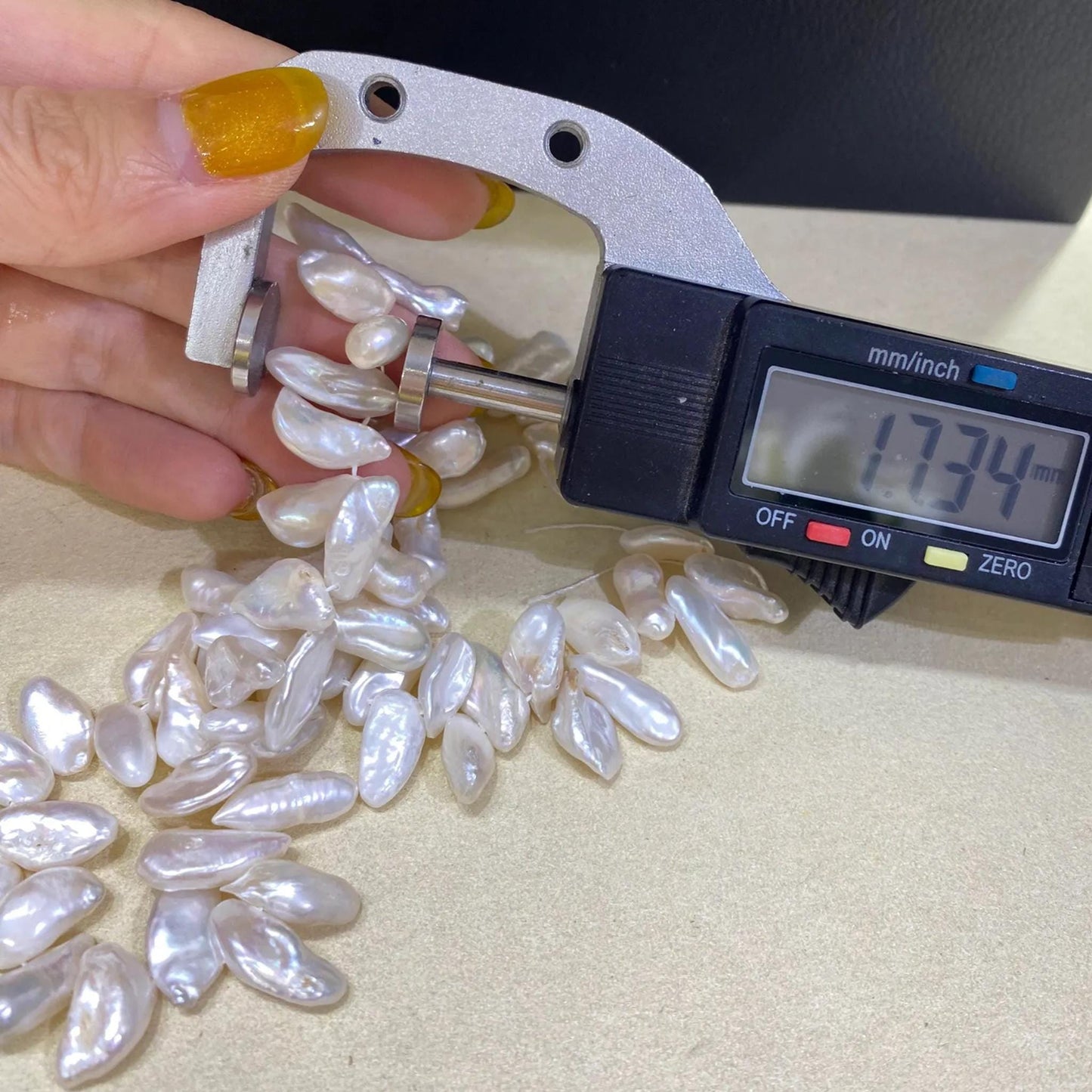 Natürliche Süßwasser Stabperlen, große Biwa Perlen für DIY Schmuck, unregelmäßig, weiß schimmernd, doppelt gebohrt, Perlenstrang