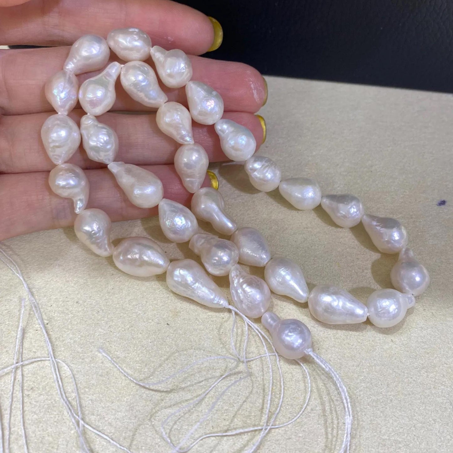 Handgefertigter Strang natürliche weiße Barock Süßwasserperlen Tränenform unregelmäßige Perlen für DIY Schmuck Halsketten Armbänder