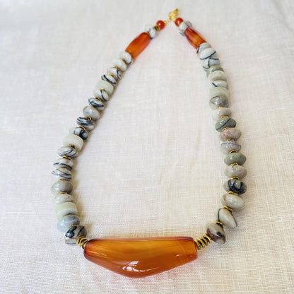 Boho Choker mit rotem Achat und weißen Natursteinen, handgefertigte Edelstein Halskette, Statement Schmuck, Geschenk für Frauen