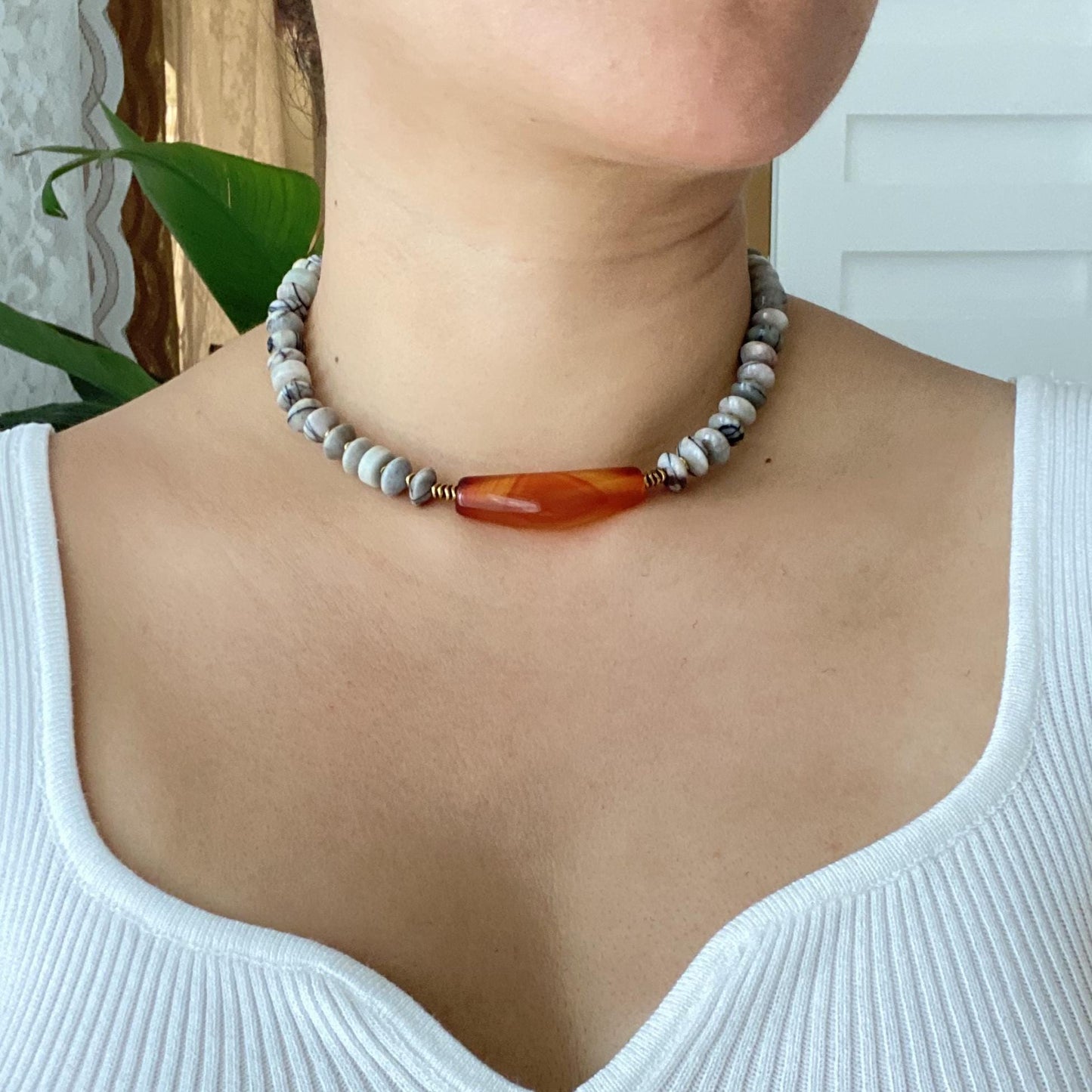 Boho Choker mit rotem Achat und weißen Natursteinen, handgefertigte Edelstein Halskette, Statement Schmuck, Geschenk für Frauen