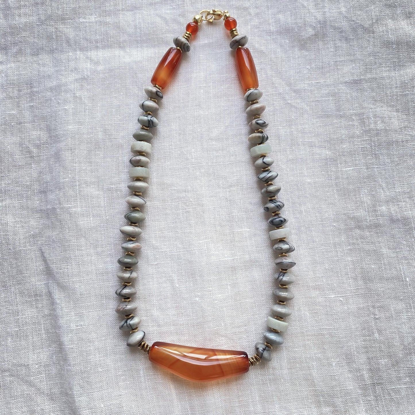 Boho Choker mit rotem Achat und weißen Natursteinen, handgefertigte Edelstein Halskette, Statement Schmuck, Geschenk für Frauen