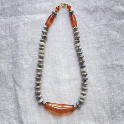 Boho Choker mit rotem Achat und weißen Natursteinen, handgefertigte Edelstein Halskette, Statement Schmuck, Geschenk für Frauen