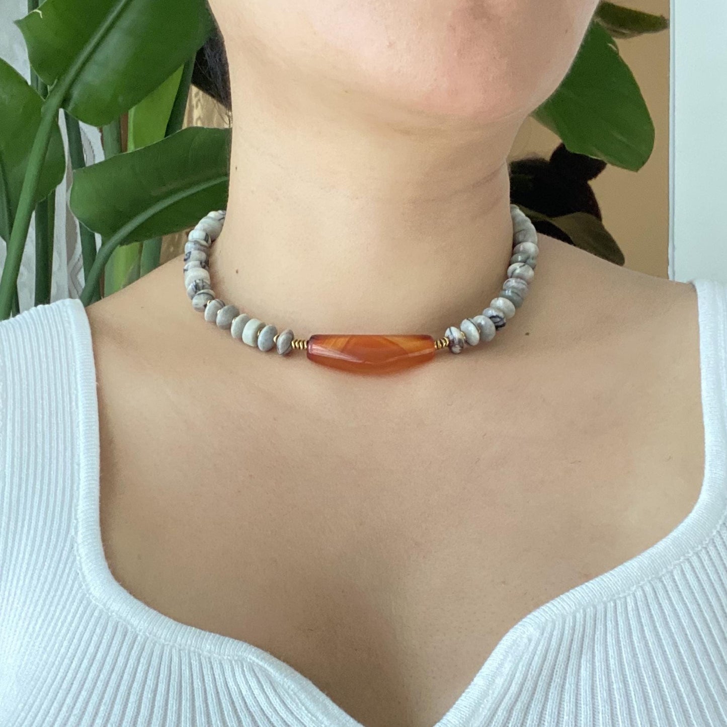 Boho Choker mit rotem Achat und weißen Natursteinen, handgefertigte Edelstein Halskette, Statement Schmuck, Geschenk für Frauen