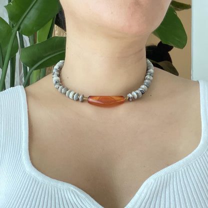 Boho Choker mit rotem Achat und weißen Natursteinen, handgefertigte Edelstein Halskette, Statement Schmuck, Geschenk für Frauen