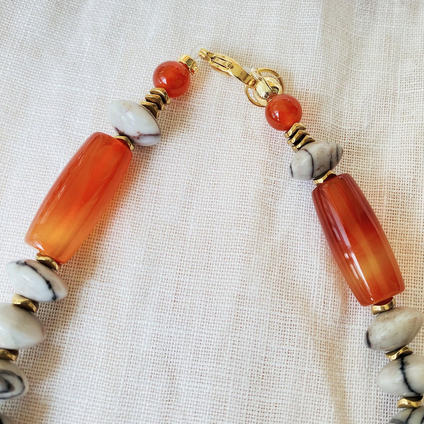 Boho Choker mit rotem Achat und weißen Natursteinen, handgefertigte Edelstein Halskette, Statement Schmuck, Geschenk für Frauen