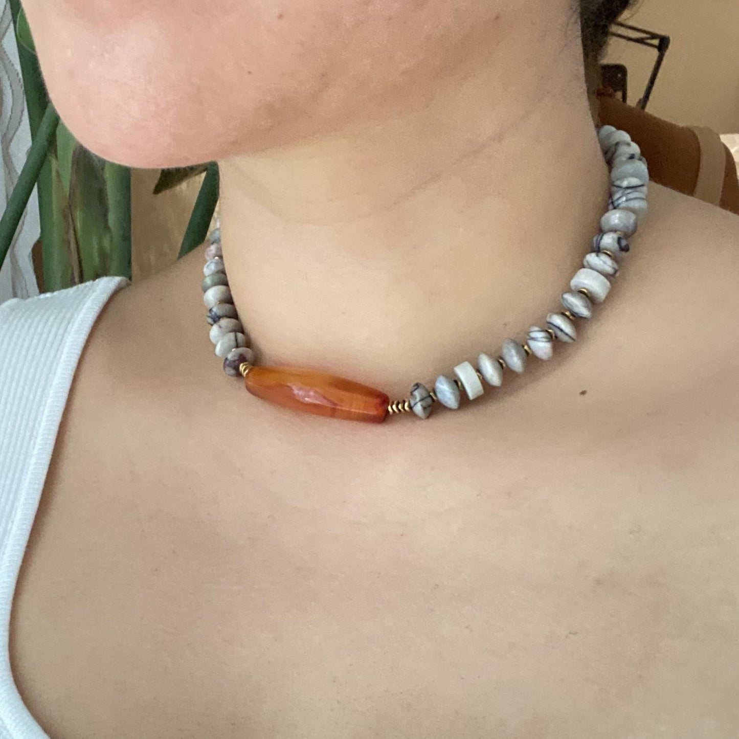 Boho Choker mit rotem Achat und weißen Natursteinen, handgefertigte Edelstein Halskette, Statement Schmuck, Geschenk für Frauen